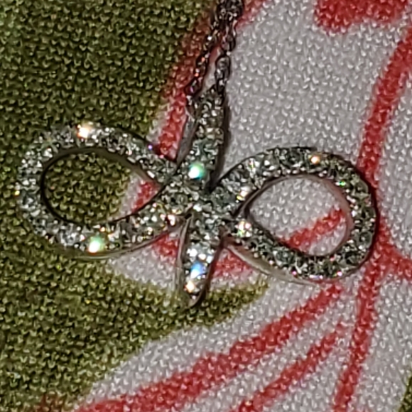 10k white gold and diamond infinity style necklace. - Picture 9 of 9